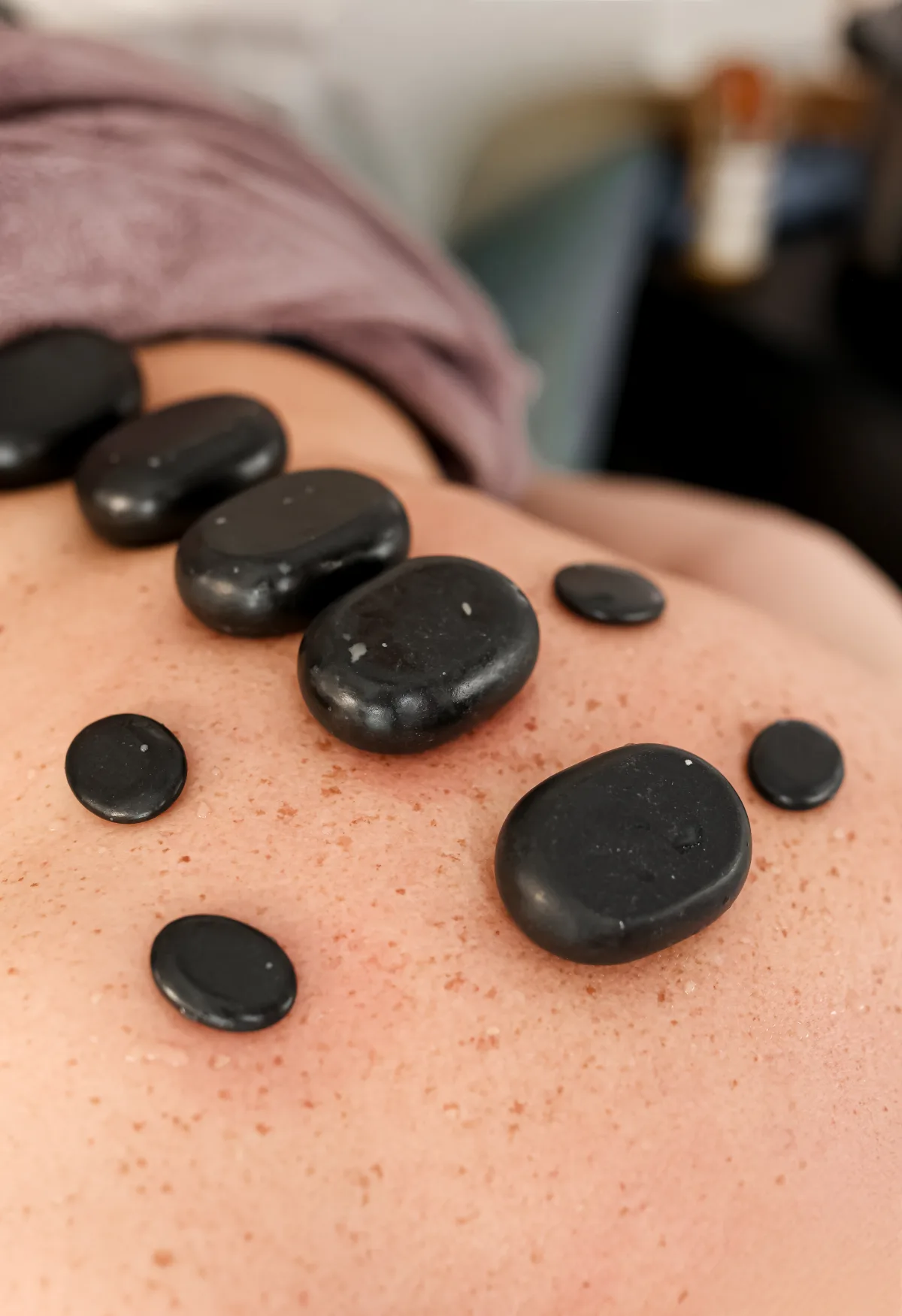 Massage mit heißen Steinen